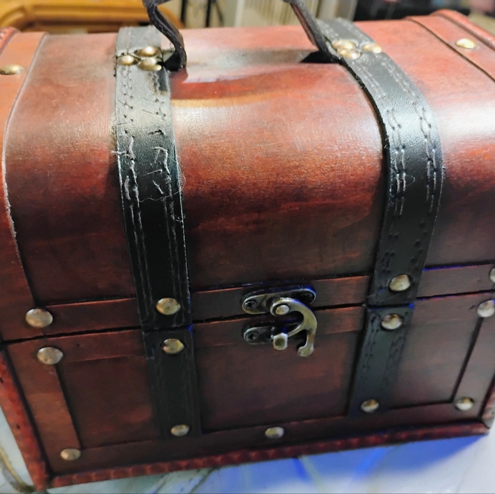 🔥VINTAGE LEATHER, WOOD, EUROPEAN STYLE MEN'S BROWN AND BLACK KEEPSAKE BOX.